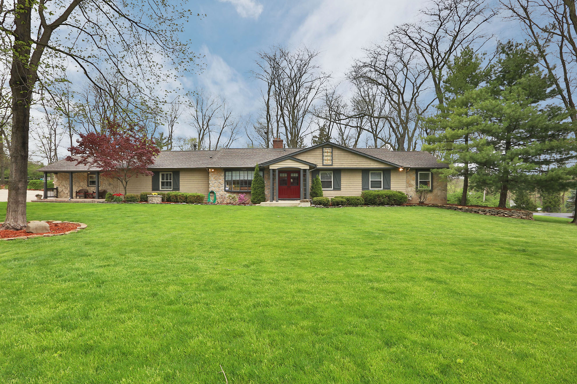 Meticulously maintained Dublin ranch with views above the Scioto
